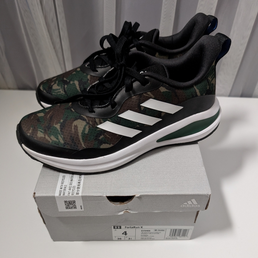 New in Box Kids Adidas FortaRun Camo Sz 4 sneakers